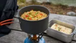 Campingkocher Instant-Nudeln aufgepeppt
